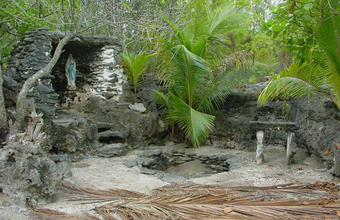 Grotte de Lourdes de Tukuhora, Anaa Tuamotu © Tahiti Heritage