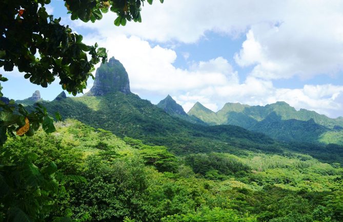 Montagnes de Moorea, à la gauche du belvédère.