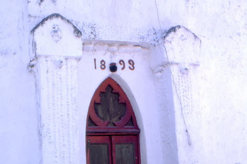 Porche de l'Eglise de Tureia, en 1971