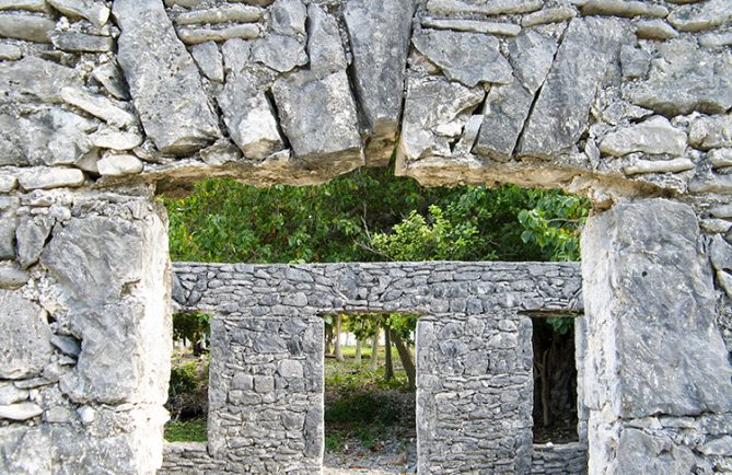 Linteau de la maison en pierres pres de la darse de Hititake à Amanu