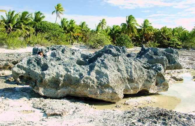 Trois cailloux de Oterekia, à Anaa, Tuamotu