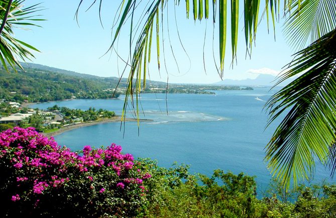 Belvédère et banc du gouverneur du Tahara'a © Tahiti Heritage