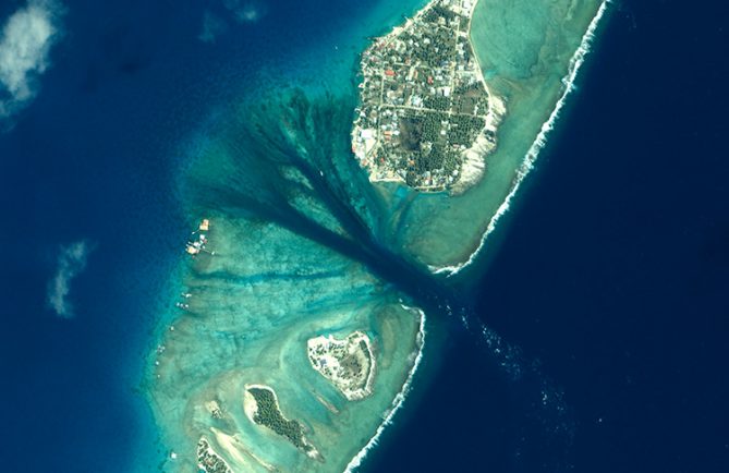 Village et passe de l'atoll de Arutua