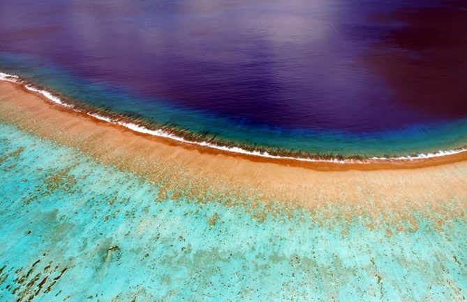 Rivage de Bora Bora, vu d'un cerf-volant. Photo Pierre Lesage