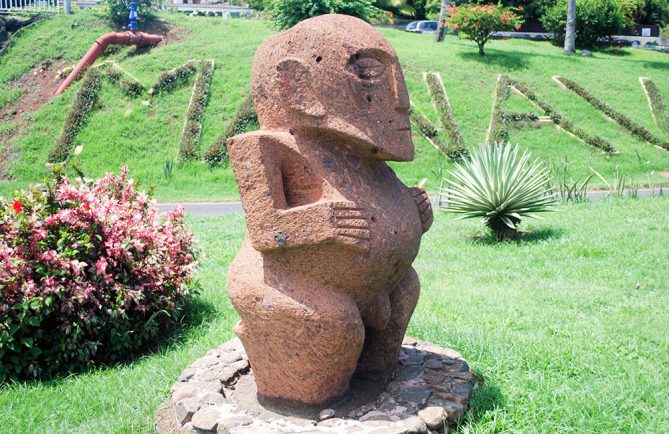 Tiki guerrier des Australes du rond point de l'aéroport de Faa'a