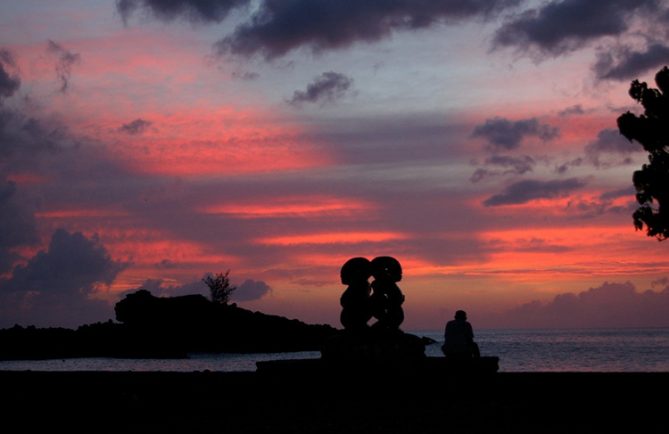 Coucher de soleil à Omoa, Fatu Hiva. Photo Purutaa.