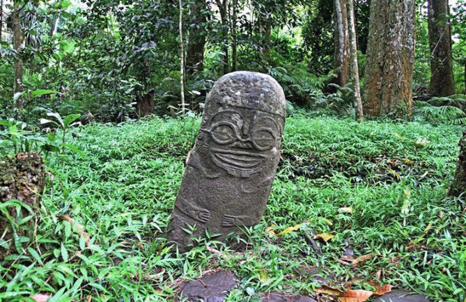 Tiki souriant d'Utukua, Hiva Oa. Photo Bruno Lupan