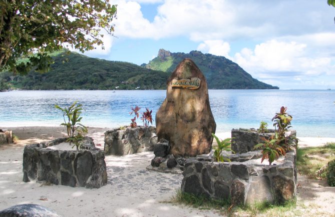 Stèle Hawaiki Nui de Huahine