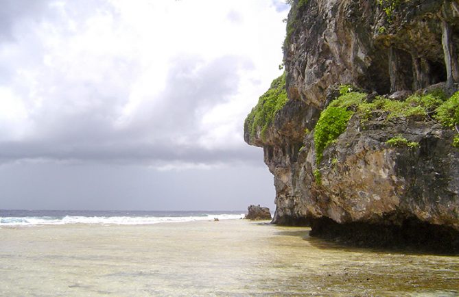 Moai et pierre Anapoto à Moumu, Makatea © Tahiti Heritage