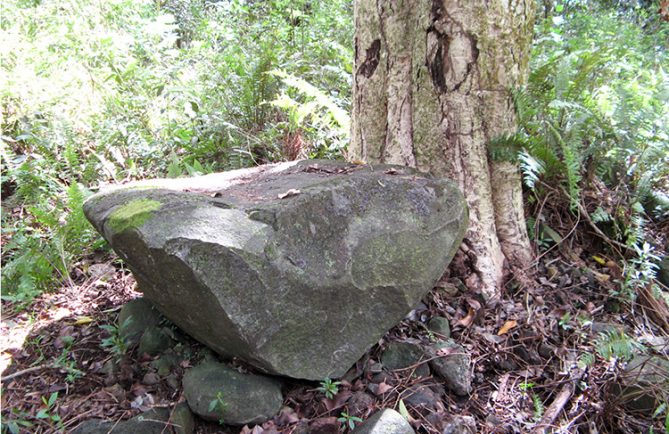 Pierre tambour de Rikitea © Tahiti Heritage