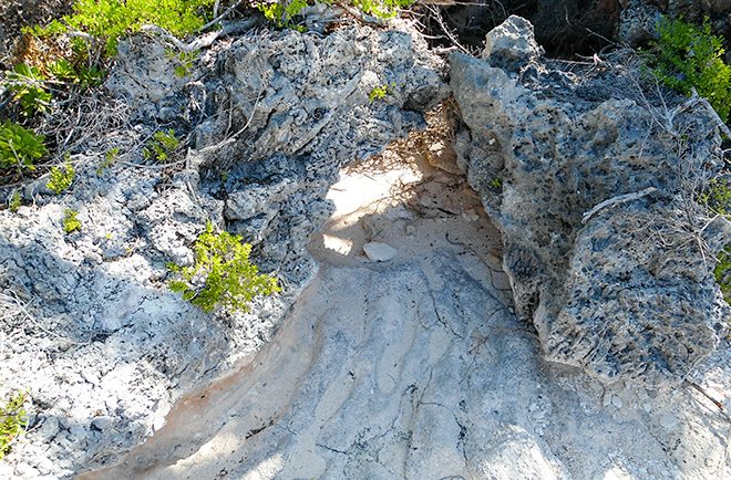 Empreinte du pied de Hono à Niau, Tuamotu.