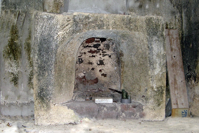 Cheminée du presbytère d'Akamaru , Gambier © Tahiti Heritage