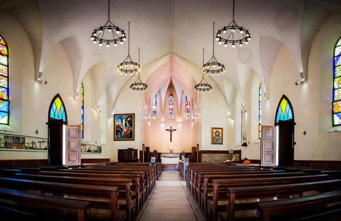 Intérieur de la Cathédrale Notre-Dame de Papeete. Photo Tahitiscape