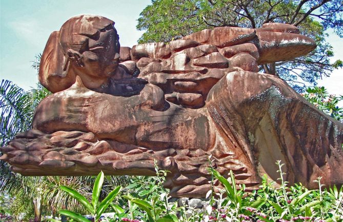 Sculpture "Tahiti, entre mer et nuages" de George Oudot