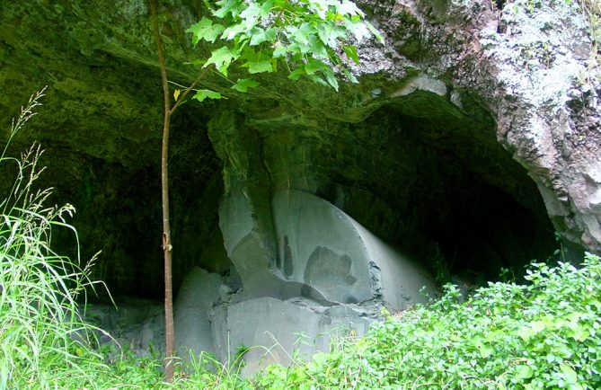 Ofai Marama (Pierre de lune) dans la vallée de la Punaruu à Punaauia