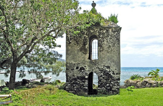 Tour carrée du couvent du dimanche. Rikitea, Mangareva, Gambier