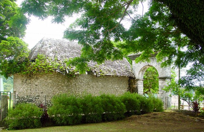 L'arc de triomphe et le hangar à pirogues de Rikitea. © Tahiti Heritage