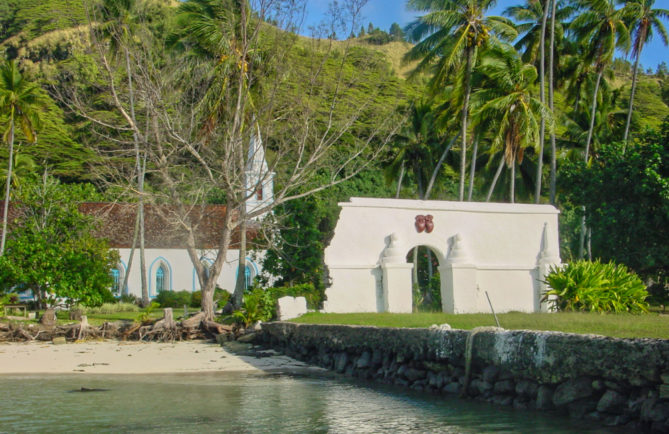 L'embarcadère, le portail et l'église de Taravai. Gambier. Photo Olivier Babin 2003