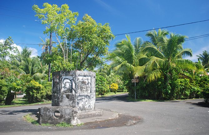 Socle de la statue inachevée de Tautira © Tahiti Heritage