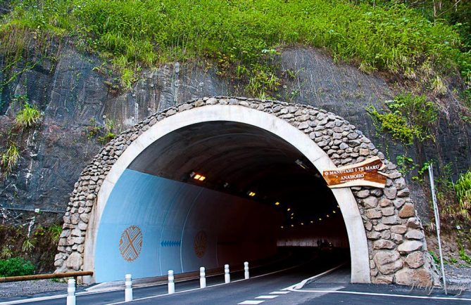 Tunnel Arahoho, à Tiarei, Tahiti. Photo TalySong