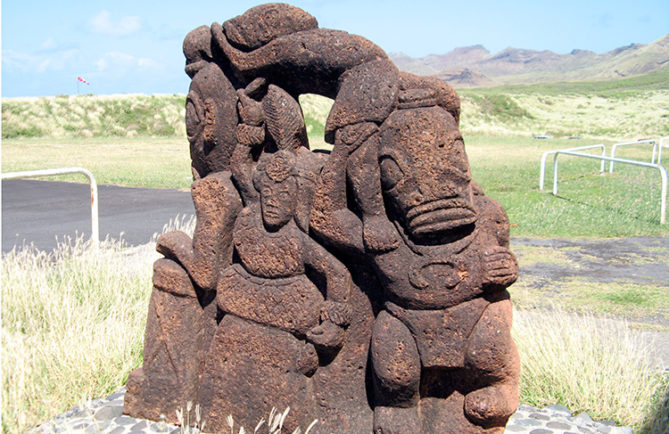 Sculpture Te Apuu de l'aéroport de Ua Huka