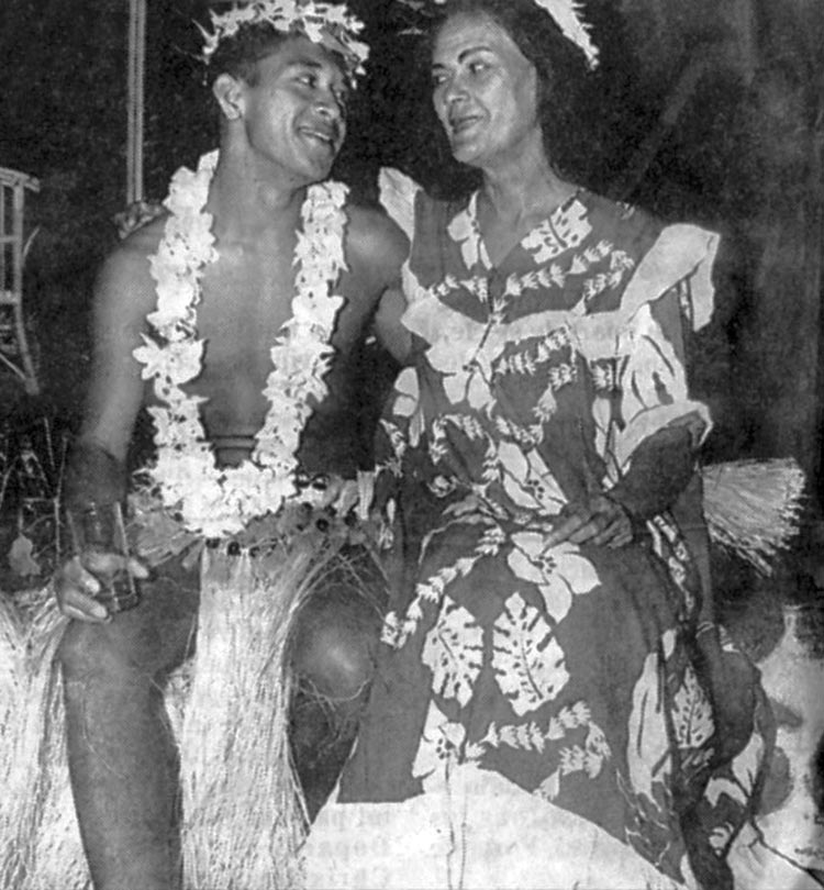 Coco Hotahota et Madeleine Moua à l'Hôtel Tahiti Village en 1962. Photo J.C Soulier