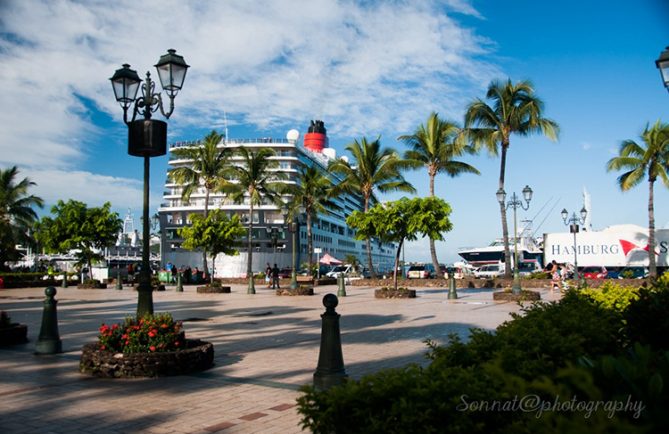 Le Queen Elisabeth à Papeete. Photo T@lySong