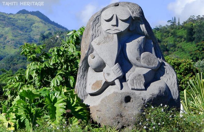 Statue de Tahiri vahine, à Pirae, Tahiti © Tahiti Heritage / Olivier Babin