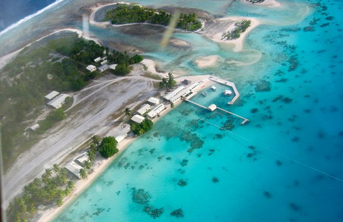 Nouveau village de Nukumaru, à Aratika, vu d'avion