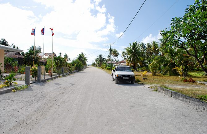 Rue principale du village de Niuhu à Fakahina