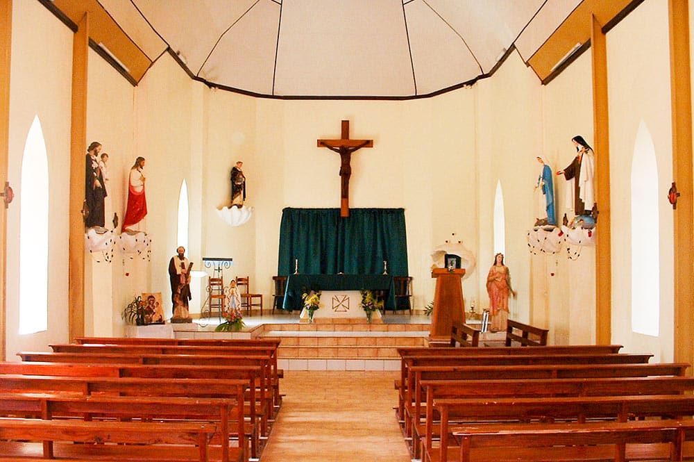 Intérieur de l'église Saint-Dominique de Fangatau, Tuamotu. © Tahiti Heritage