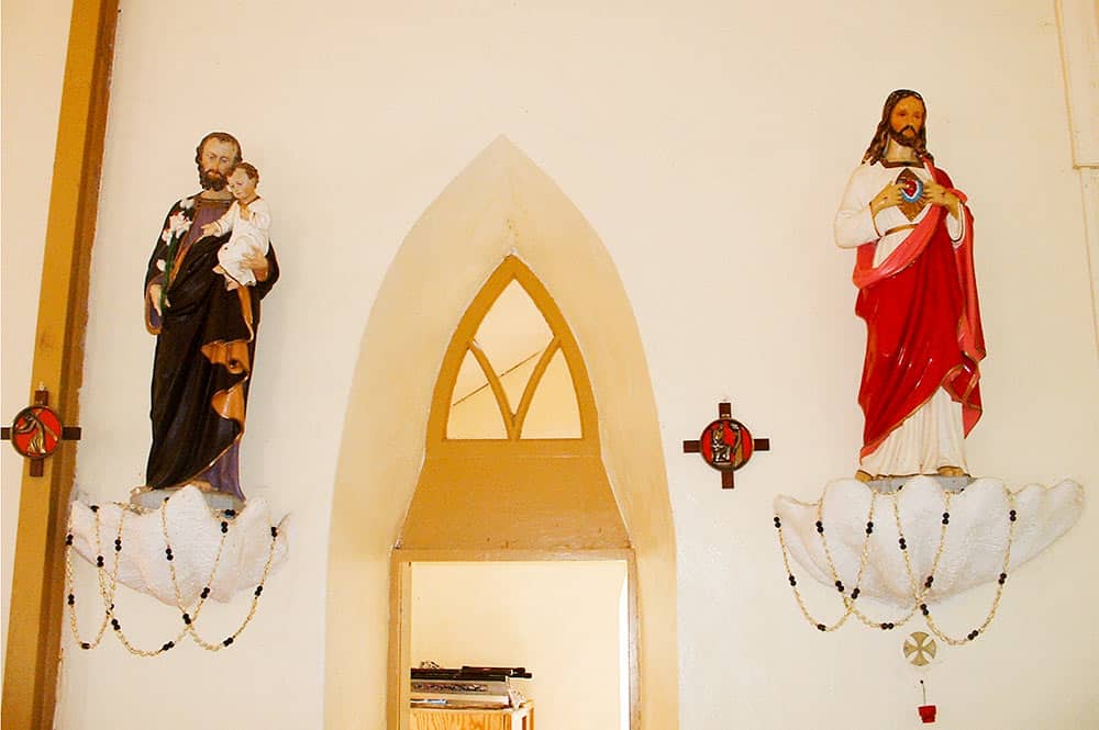 Intérieur de l'église Saint-Dominique de Fangatau, Tuamotu. © Tahiti Heritage