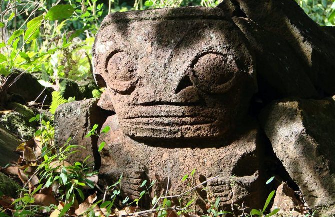 Tiki du vieux cimetière d'Atuona, Hiva Oa. Photo Jean Sancourt