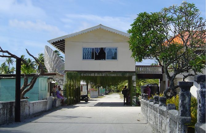 Maison à cheval sur la voie, à Taenga. Photo Mermoz