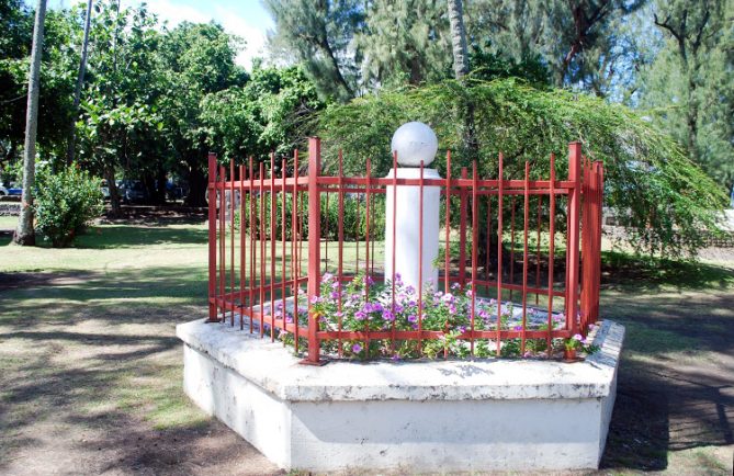 Monument de Cook, pointe Vénus à Mahina, Tahiti