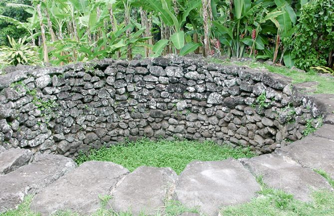 Fosse de stockage de fruits de l'arbre à pain à Rikitea, Gambier © Tahiti Heritage