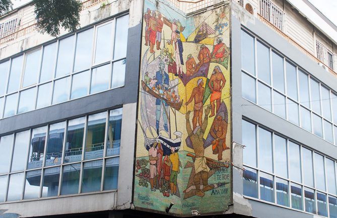 Fresque sur La Bounty par Ravello, immeuble Normann hall à Papeete