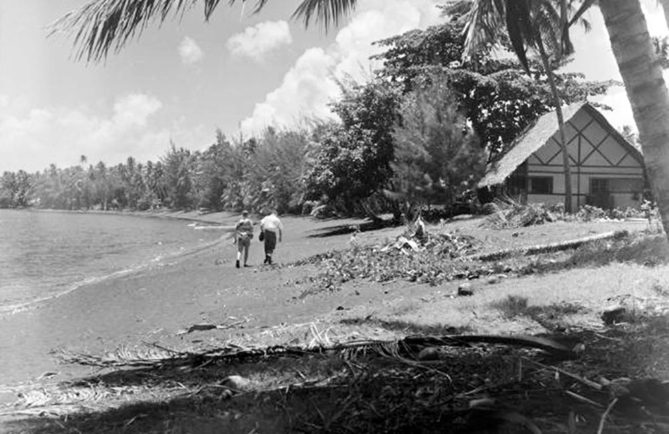 Plage du Royal Tahitian à Taaone, Pirae en 1952