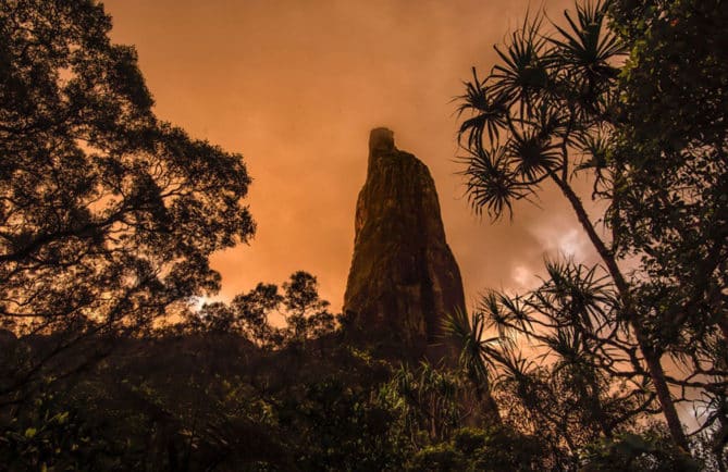 Poumaka, la tour orange au coucher du soleil. Photo Andy Mann