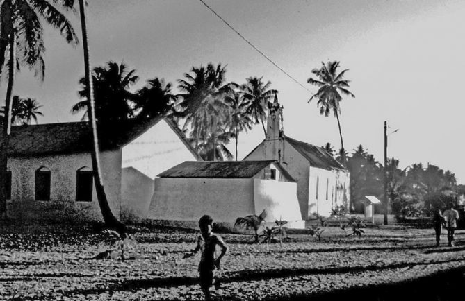 EEglise et citerne d'eau du village de Hakamaru à Tureia. Photo Philippe Reichert