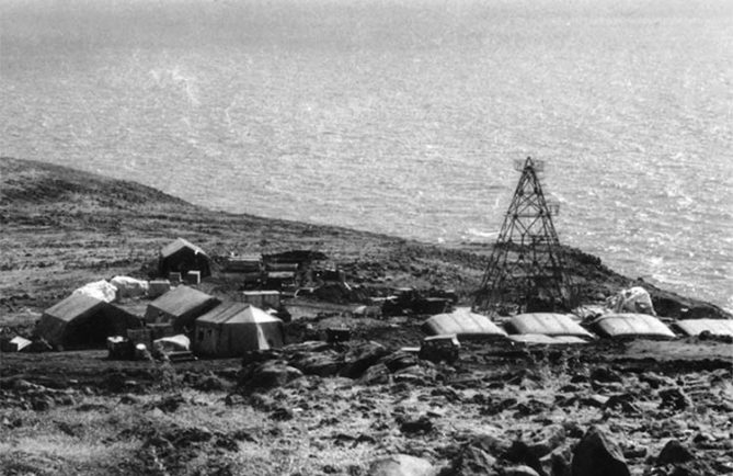 Forage Dominique en 1973, sur la crête Est de la baie de Avaneo à Eiao