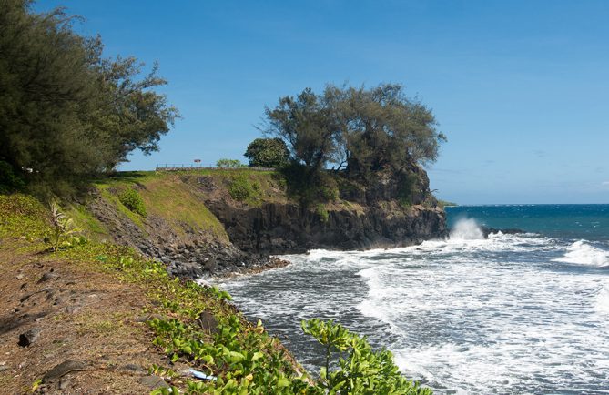 La pointe Tapahi à Mahina vue de la plage de Papenoo © Tahiti Heritage