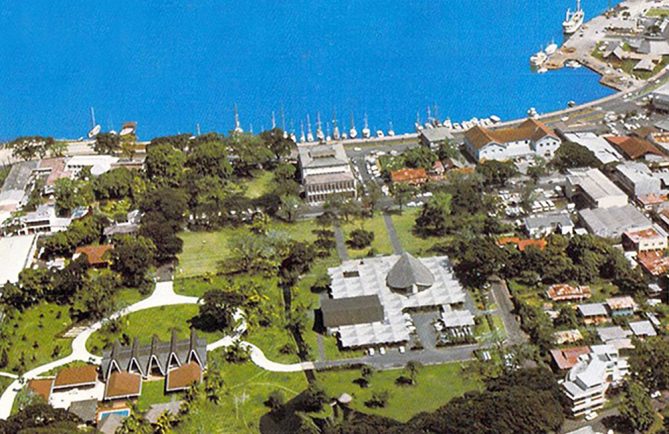 Vue d'avion de la place Tarahoi à Papeete en 1970