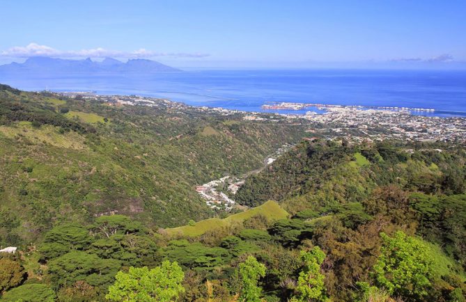 Vue du Belvedère de Pirae, sur Papeete et Moorea