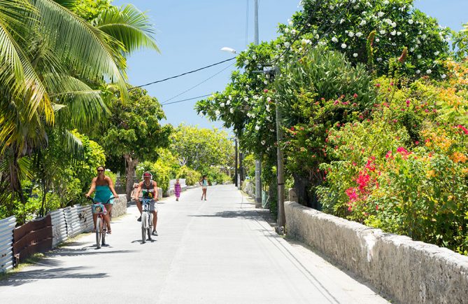 Rue principale du village de Tiputa à Rangiroa en 2016 © Tahiti Heritage