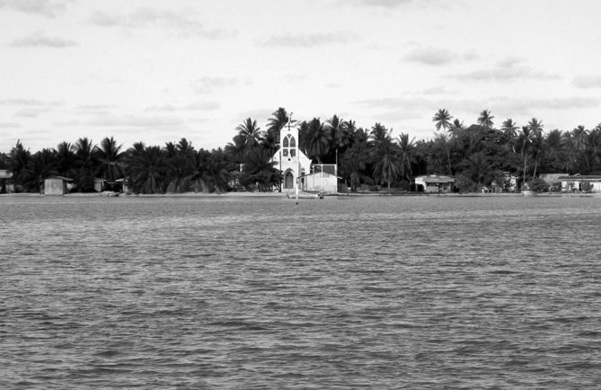 Le village de Kauehi en avant la construction de la digue. © Tahiti Heritage