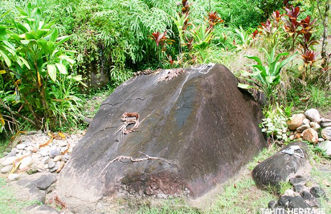 Météorite de Pere, Opurei a Pere. Farehape, vallée de la Papenoo © Tahiti Heritage