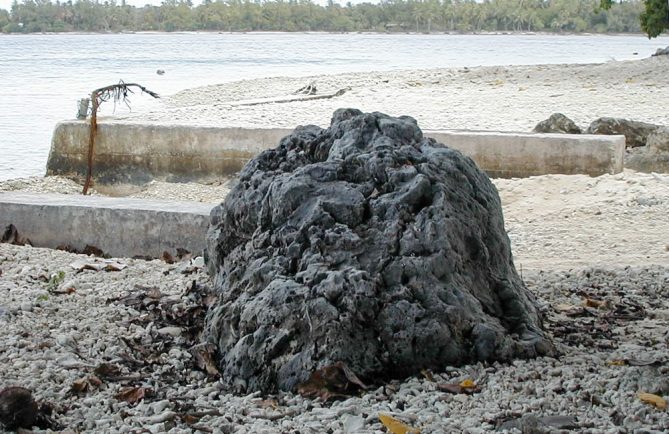 Pierre Hereaparoa, dîte des baleines, Tiputa, Rangiroa 1998 © Tahiti Heritage