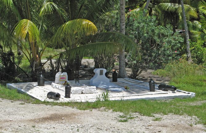 Tombe des marins de l'Uranie, à Maeva, Huahine