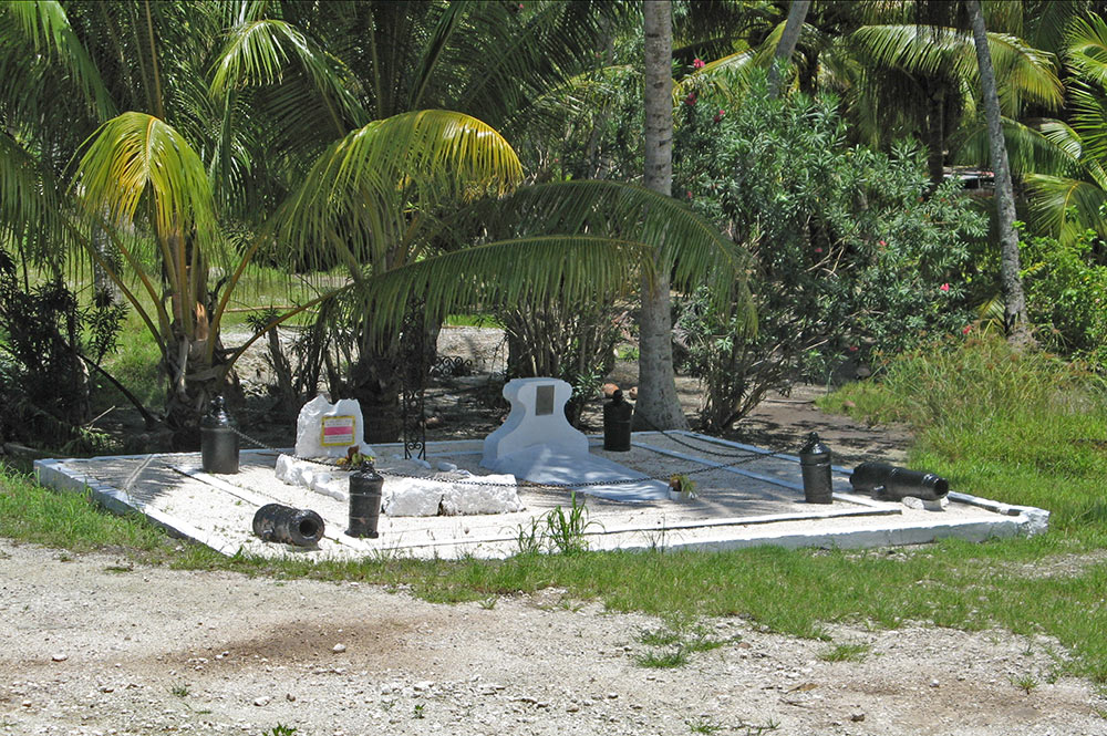 Tombe des marins de l'Uranie, à Maeva, Huahine